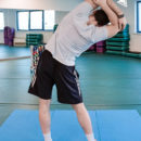 Упражнение для растяжки мышц подмышечной области и плеча.